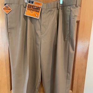 NWT Men’s DOCKERS Khaki Trousers